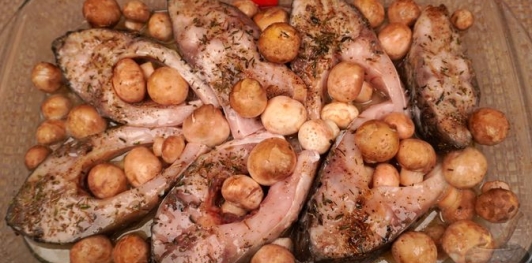 Фото приготовления рецепта: Карп, запечённый с грибами в сметане - шаг №10