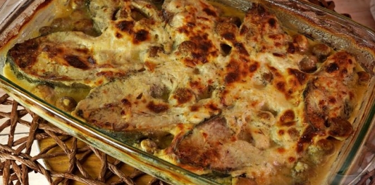 Фото приготовления рецепта: Карп, запечённый с грибами в сметане - шаг №14