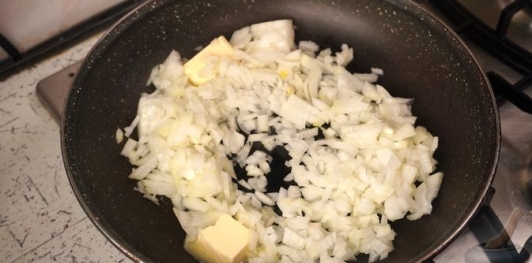 Фото приготовления рецепта: Картофельная бабка с беконом - шаг №3