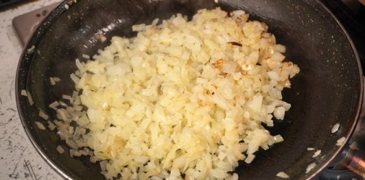 Фото приготовления рецепта: Картофельная бабка с беконом - шаг №4