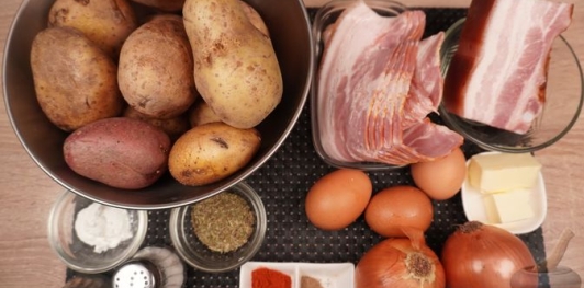 Фото приготовления рецепта: Картофельная бабка с беконом - шаг №1