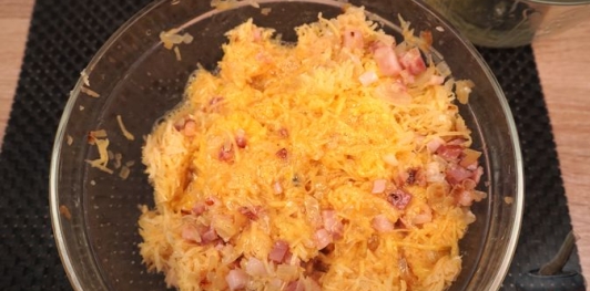 Фото приготовления рецепта: Картофельная бабка с беконом - шаг №11