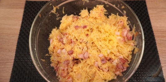 Фото приготовления рецепта: Картофельная бабка с беконом - шаг №8