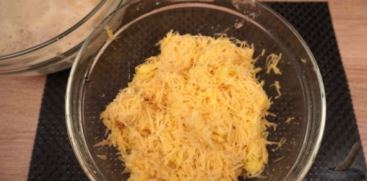 Фото приготовления рецепта: Картофельная бабка с беконом - шаг №7