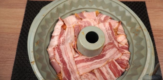 Фото приготовления рецепта: Картофельная бабка с беконом - шаг №15