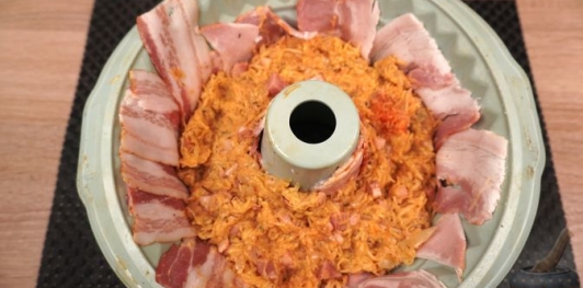 Фото приготовления рецепта: Картофельная бабка с беконом - шаг №14