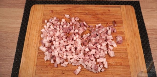 Фото приготовления рецепта: Картофельная бабка с беконом - шаг №5