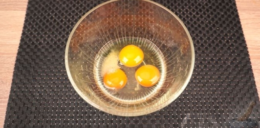 Фото приготовления рецепта: Картофельная бабка с беконом - шаг №9