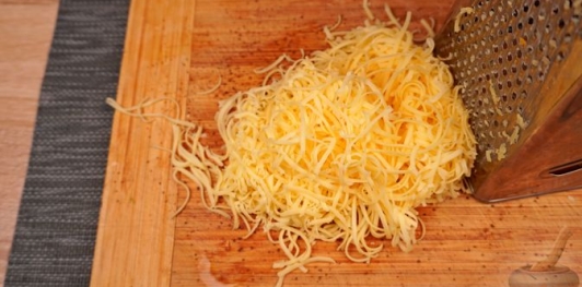 Фото приготовления рецепта: Картофельно-сырные котлеты - шаг №6