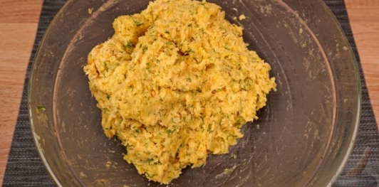 Фото приготовления рецепта: Картофельно-сырные котлеты - шаг №14