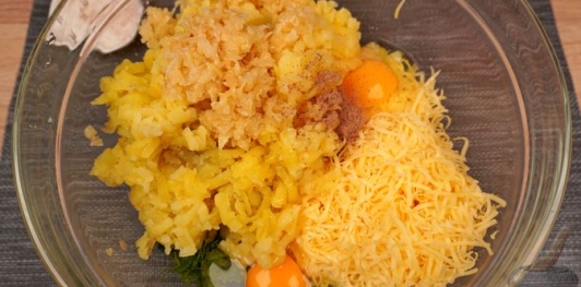 Фото приготовления рецепта: Картофельно-сырные котлеты - шаг №11