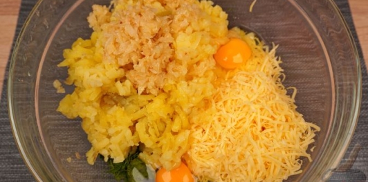 Фото приготовления рецепта: Картофельно-сырные котлеты - шаг №10