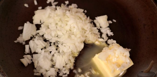 Фото приготовления рецепта: Картофельно-сырные котлеты - шаг №4