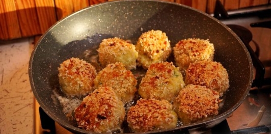 Фото приготовления рецепта: Картофельно-сырные котлеты - шаг №16