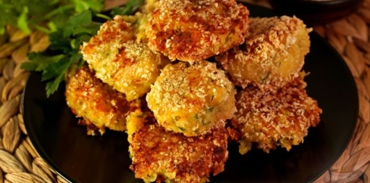 Фото приготовления рецепта: Картофельно-сырные котлеты - шаг №17