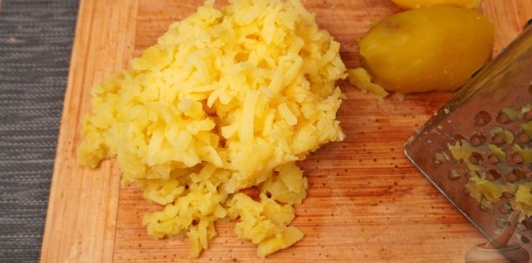 Фото приготовления рецепта: Картофельно-сырные котлеты - шаг №7