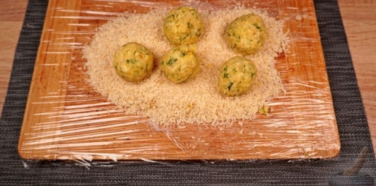 Фото приготовления рецепта: Картофельно-сырные котлеты - шаг №15