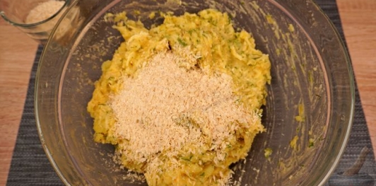 Фото приготовления рецепта: Картофельно-сырные котлеты - шаг №13