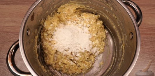 Фото приготовления рецепта: Картофельно-творожные клёцки - шаг №9