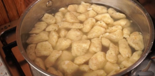 Фото приготовления рецепта: Картофельно-творожные клёцки - шаг №13