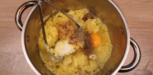 Фото приготовления рецепта: Картофельно-творожные клёцки - шаг №6