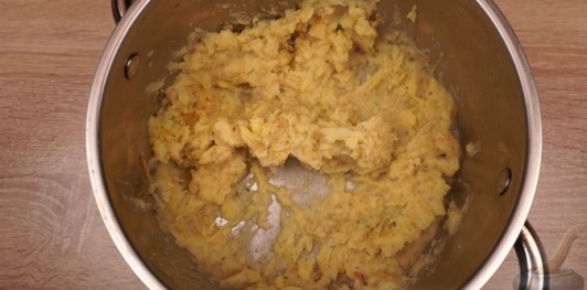 Фото приготовления рецепта: Картофельно-творожные клёцки - шаг №7