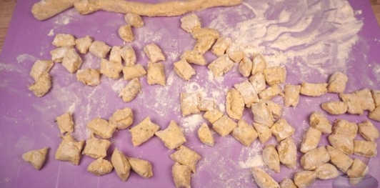 Фото приготовления рецепта: Картофельно-творожные клёцки - шаг №12