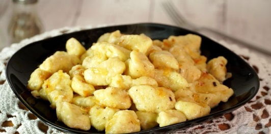 Фото приготовления рецепта: Картофельно-творожные клёцки - шаг №15