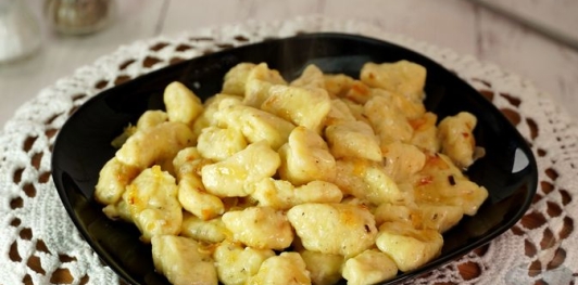 Фото приготовления рецепта: Картофельно-творожные клёцки - шаг №16