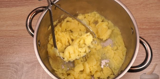 Фото приготовления рецепта: Картофельно-творожные клёцки - шаг №5