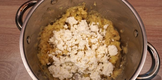 Фото приготовления рецепта: Картофельно-творожные клёцки - шаг №8