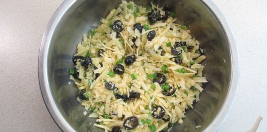 Фото приготовления рецепта: Картофельные блины с сырной начинкой - шаг №18