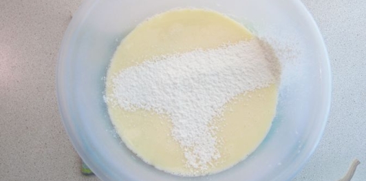 Фото приготовления рецепта: Картофельные блины с сырной начинкой - шаг №4