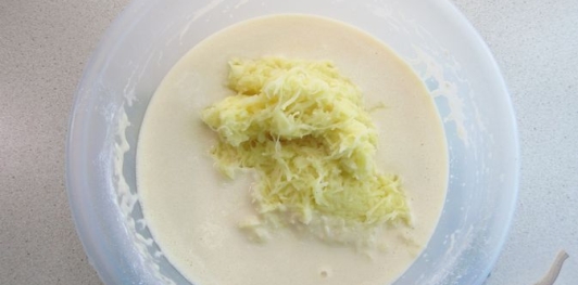 Фото приготовления рецепта: Картофельные блины с сырной начинкой - шаг №7