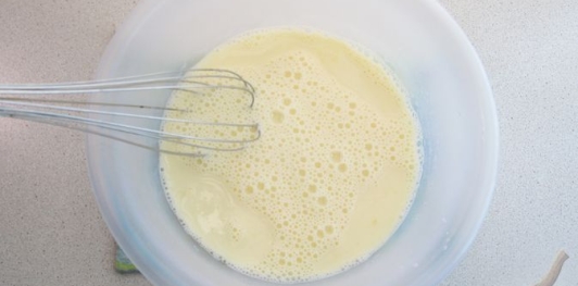 Фото приготовления рецепта: Картофельные блины с сырной начинкой - шаг №3