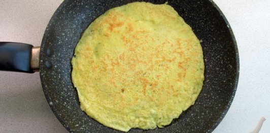 Фото приготовления рецепта: Картофельные блины с сырной начинкой - шаг №13