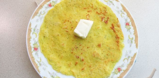 Фото приготовления рецепта: Картофельные блины с сырной начинкой - шаг №14