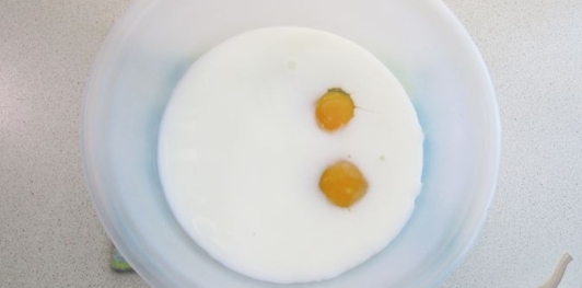 Фото приготовления рецепта: Картофельные блины с сырной начинкой - шаг №2