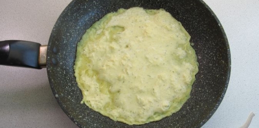 Фото приготовления рецепта: Картофельные блины с сырной начинкой - шаг №11