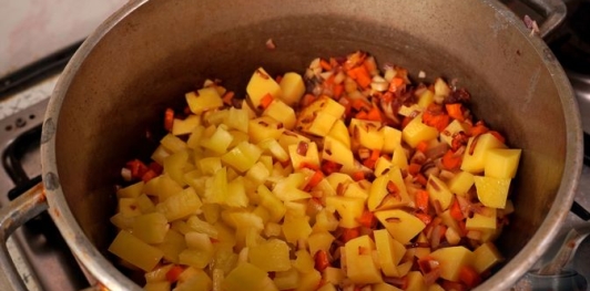 Фото приготовления рецепта: Картофельный суп со сливками - шаг №14