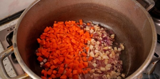 Фото приготовления рецепта: Картофельный суп со сливками - шаг №9