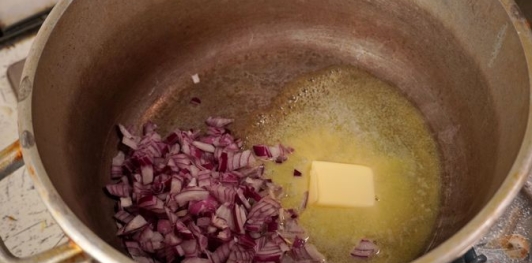 Фото приготовления рецепта: Картофельный суп со сливками - шаг №3