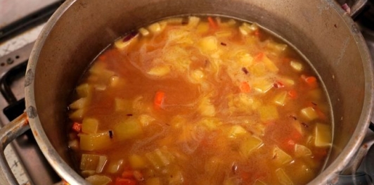 Фото приготовления рецепта: Картофельный суп со сливками - шаг №15