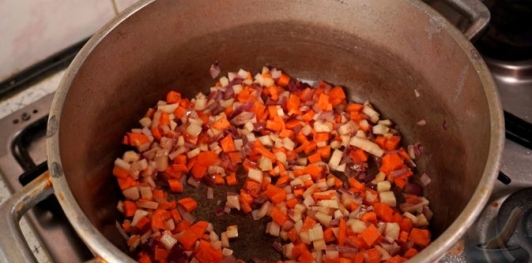 Фото приготовления рецепта: Картофельный суп со сливками - шаг №10