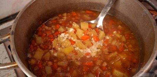 Фото приготовления рецепта: Картофельный суп со сливками - шаг №22