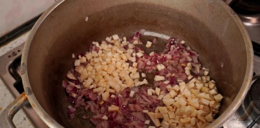 Фото приготовления рецепта: Картофельный суп со сливками - шаг №6