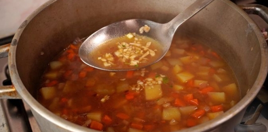 Фото приготовления рецепта: Картофельный суп со сливками - шаг №21