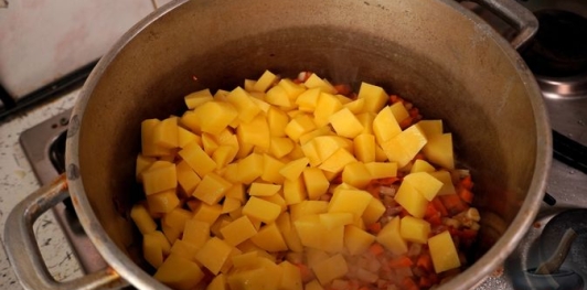 Фото приготовления рецепта: Картофельный суп со сливками - шаг №12