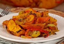 Картошка, запечённая с тыквой, луком и болгарским перцем