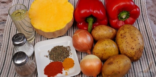 Фото приготовления рецепта: Картошка, запечённая с тыквой, луком и болгарским перцем - шаг №1